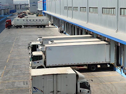 Beli ISO 9001 Grey Hydraulic Dock Leveler 6800kg Truck Level Loading Dock online manufacture