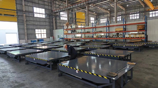 Grey Truck Hydraulic Dock Leveler Untuk Mudah Pemuatan Dan Pengungkapan IP55