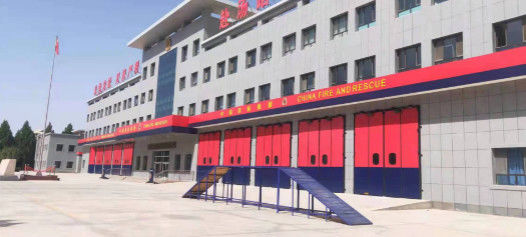 Merah / Biru Warna Pintu Lipat Stasiun Pemadam Kebakaran ISO 9001 Pintu Lipat Industri