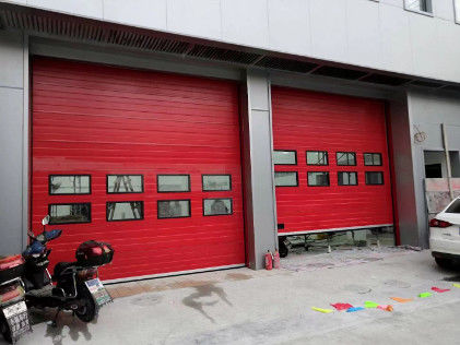 Pintu garasi bagian dengan sistem spring balance untuk operasi manual yang mudah
