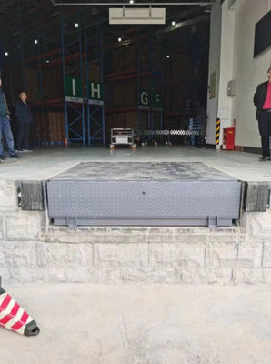 Grey Truck Hydraulic Dock Leveler Untuk Mudah Pemuatan Dan Pengungkapan IP55