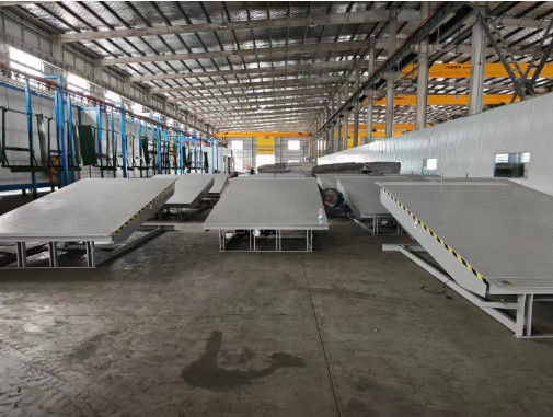 Blue Giant Hydraulic Dock Leveler Lini Semprot Otomatis Warna Disesuaikan ISO 9001